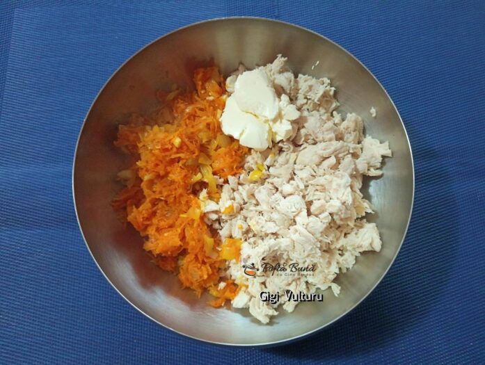 Pasta din piept de pui cu morcov si ceapa