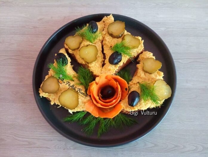 Pasta din piept de pui cu morcov si ceapa