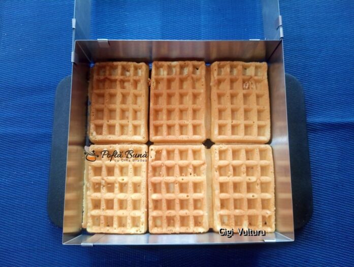 prajitura gofre mascarpone frisca visine reteta 4 697x525 - Prajitura cu gofre, mascarpone, frisca si visine