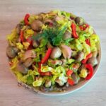 Salata de ciuperci cu ardei, ceapa rosie si salata verde