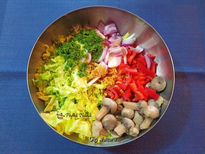 Salata de ciuperci cu ardei, ceapa rosie si salata verde