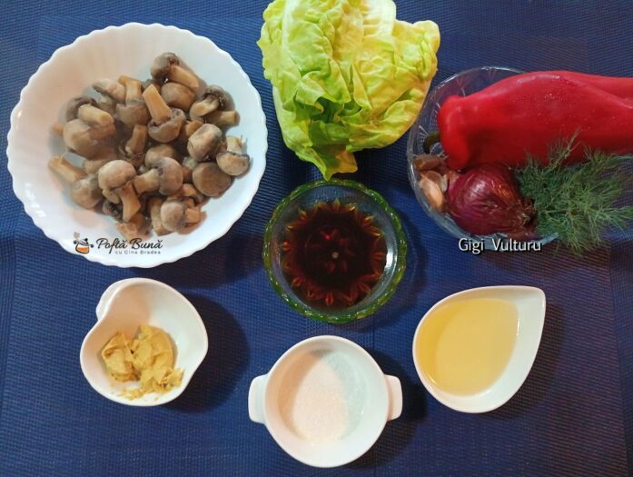 salata de ciuperci ardei ceapa rosie salata verde 3 697x525 - Salata de ciuperci cu ardei, ceapa rosie si salata verde