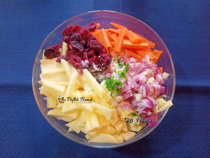 Salata de morcovi, mere, merisoare si iaurt grecesc