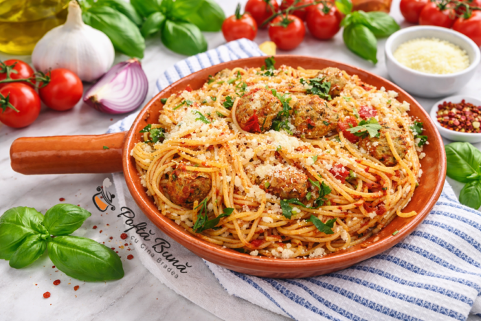 Paste cu chiftele in sos tomat