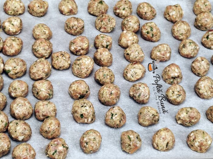 Paste cu chiftele in sos tomat