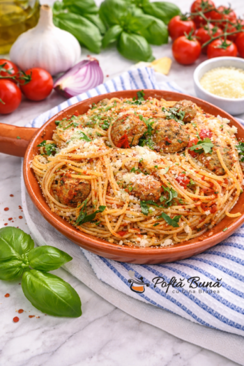 Paste cu chiftele in sos tomat