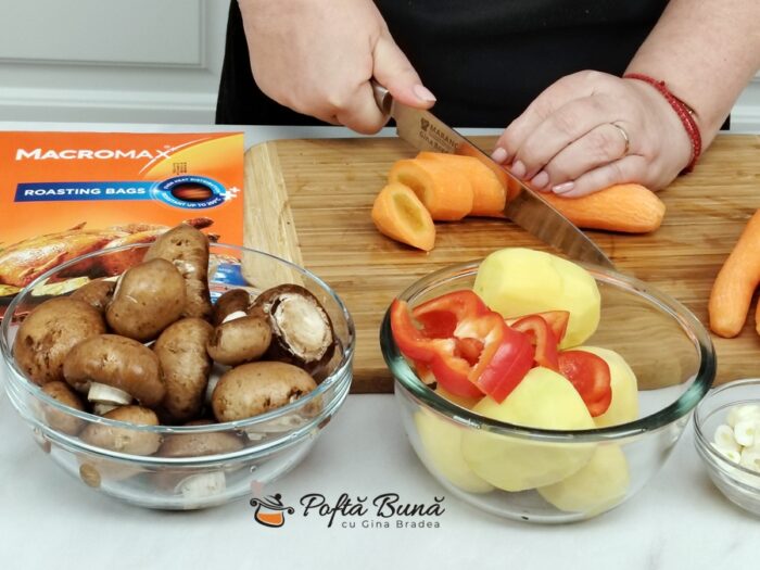 Pregatirea ingredientelor pentru pui la punga cu legume Pregatirea ingredientelor pentru pui la punga cu legume