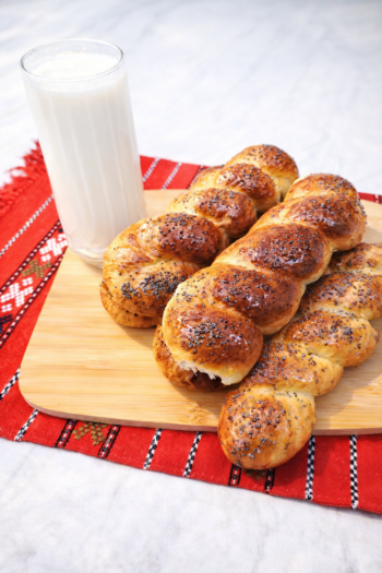 Rasucite pufoase cu lapte batut Rasucite pufoase cu lapte batut