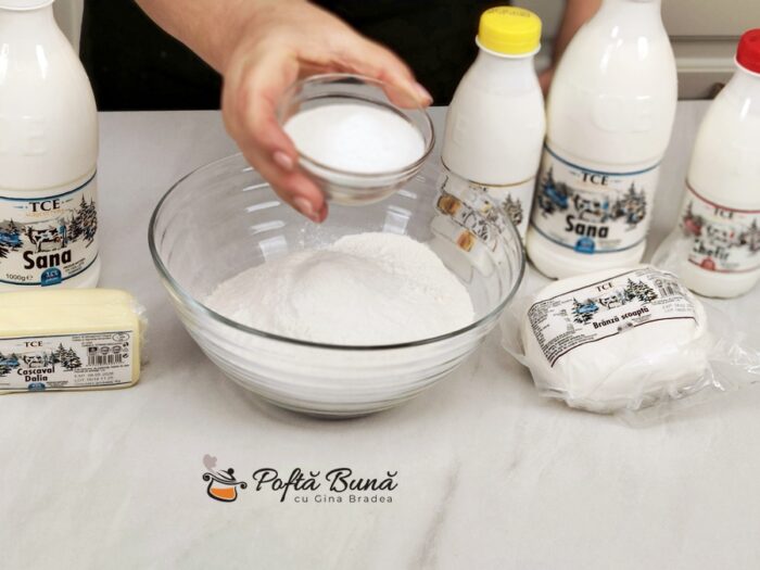 Rasucite pufoase cu lapte batut Rasucite pufoase cu lapte batut reteta gina bradea 2 700x525 - Rasucite pufoase cu lapte batut