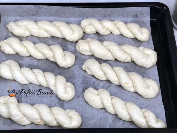 Rasucite pufoase cu lapte batut Rasucite pufoase cu lapte batut