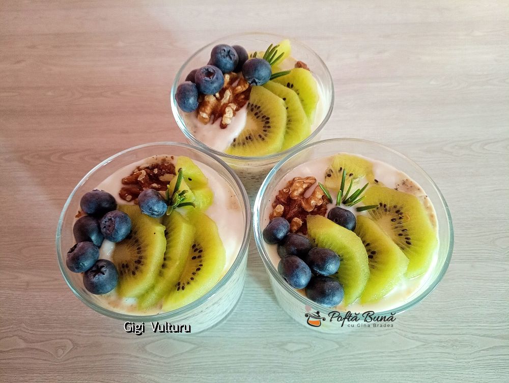 Budinca din kiwi, seminte de chia si iaurt