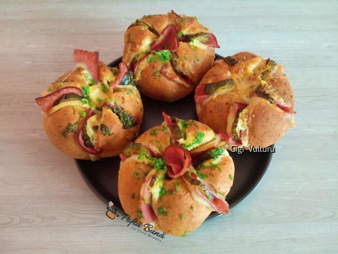 Chifle cu salam, cascaval si castraveti murati