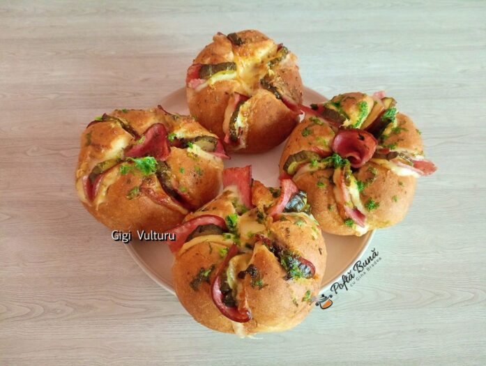 Chifle cu salam, cascaval si castraveti murati