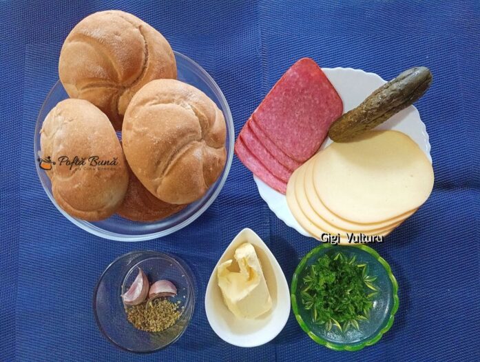 Chifle cu salam, cascaval si castraveti murati