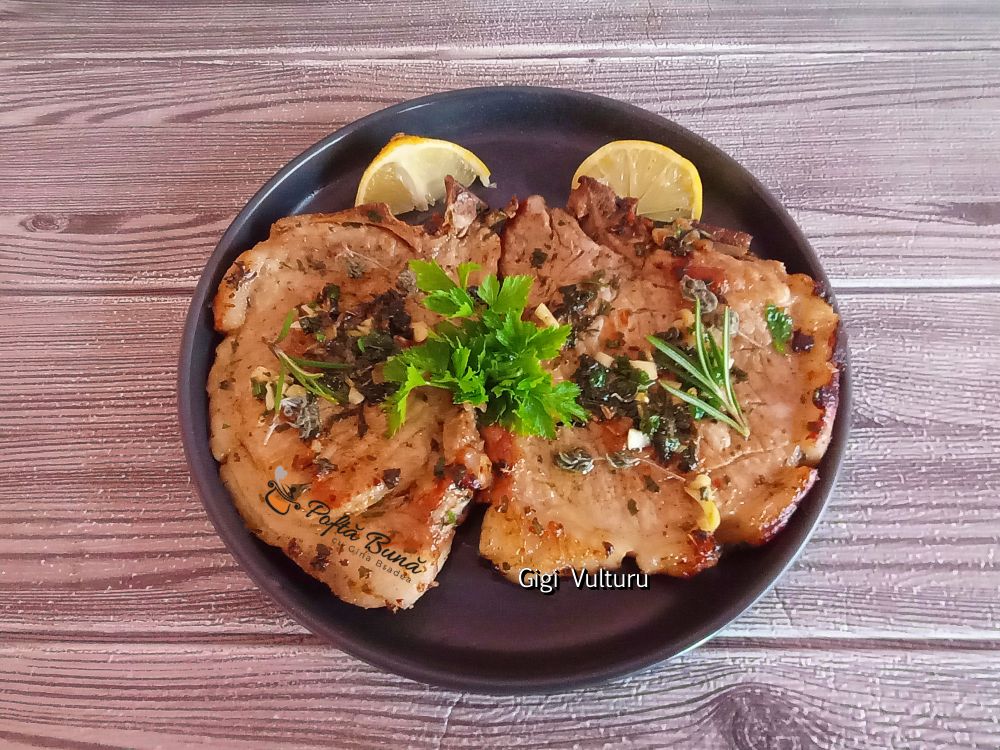 Cotlet de porc cu unt, patrunjel si usturoi