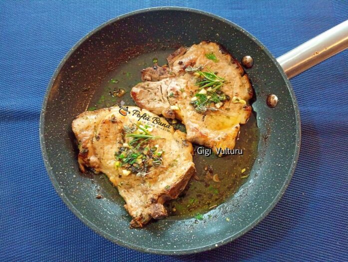 cotlet de porc cu unt patrunjel usturoi reteta gina bradea 3 697x525 - Cotlet de porc cu unt, patrunjel si usturoi