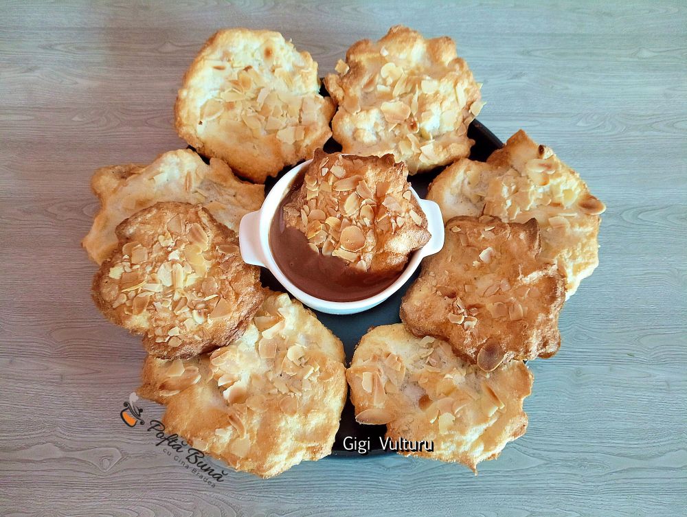 Fursecuri din albușuri cu fulgi de migdale