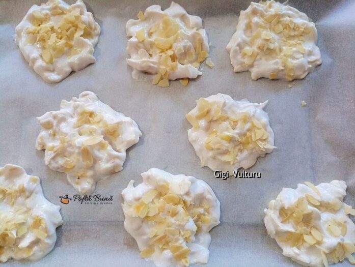 Fursecuri din albușuri cu fulgi de migdale fursecuri albusuri fulgi migdale reteta gina bradea 2 697x525 - Fursecuri din albușuri cu fulgi de migdale