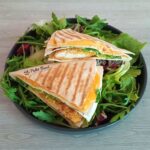 Lipie crocanta cu crispy de pui, branza si salata