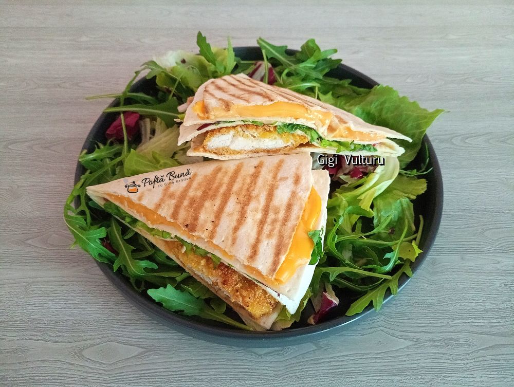 Lipie crocanta cu crispy de pui, branza si salata Lipie crocanta cu crispy de pui, branza si salata