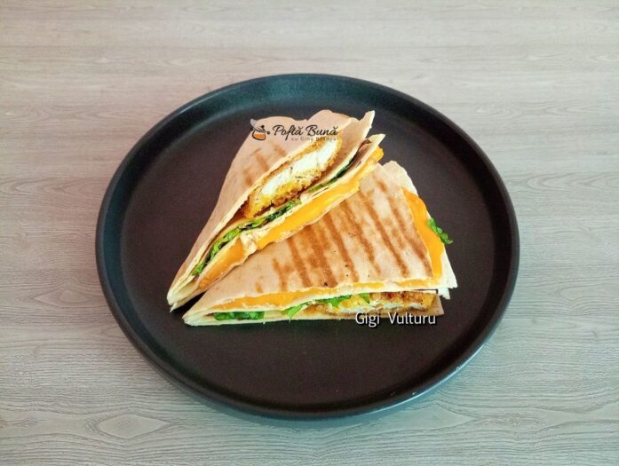 Lipie crocanta cu crispy de pui, branza si salata