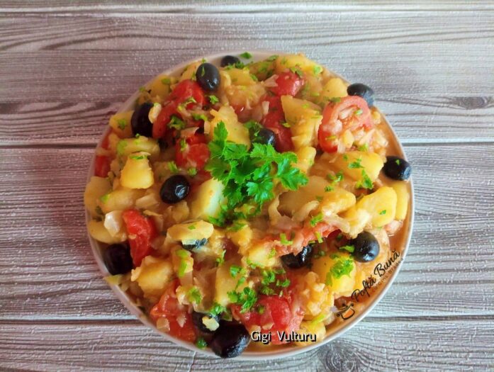 Mancare de varza cu cartofi, masline si rosii