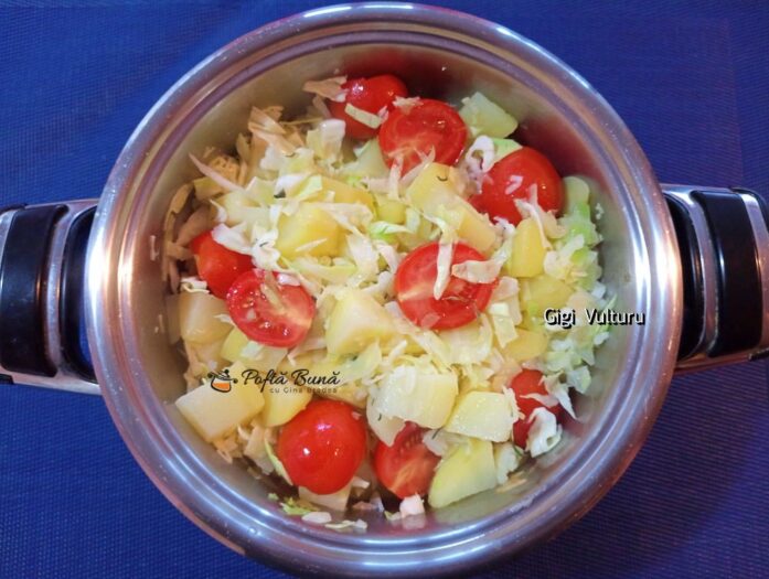 mancare varza cartofi masline rosii reteta 3 697x525 - Mancare de varza cu cartofi, masline si rosii