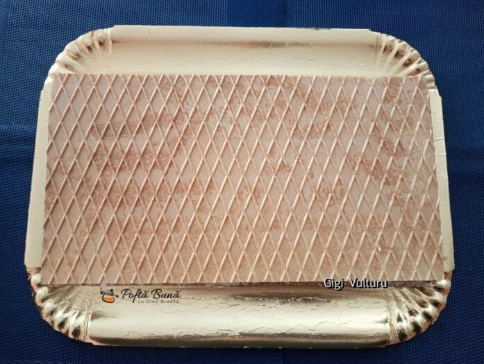 prajitura foi napolitana crema unt lapte condensat gina bradea 4 697x525 - Prajitura din foi de napolitana cu crema de unt si lapte condensat