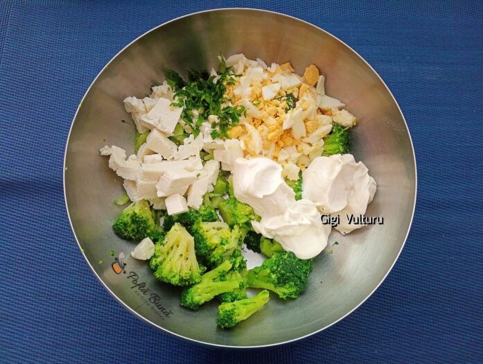 Salata de broccoli cu oua si branza