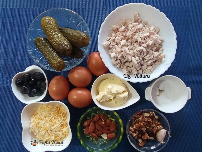 salata cu piept de pui oua nuca castraveti murati 1 700x525 - Salata cu piept de pui, oua, nuca si castraveti murati