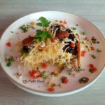 Salata cu piept de pui, oua, nuca si castraveti murati