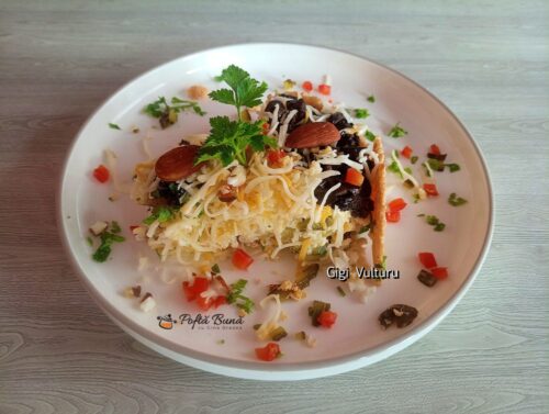 Salata cu piept de pui, oua, nuca si castraveti murati