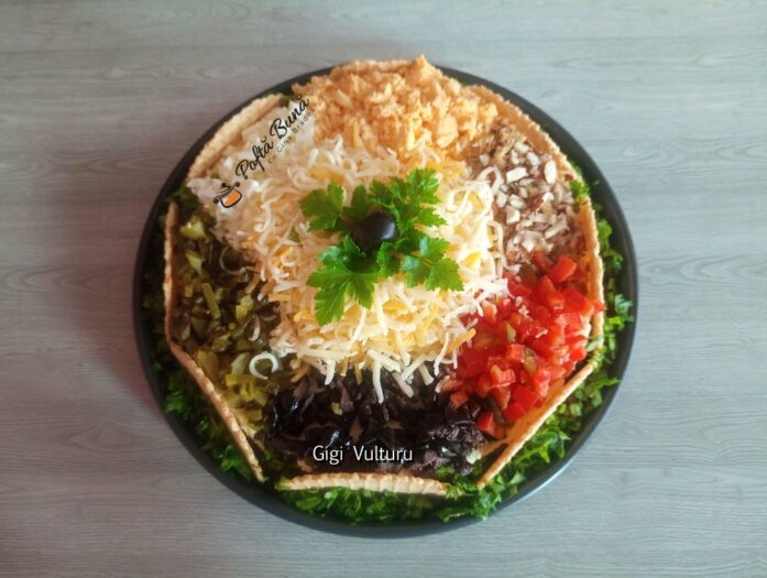 salata cu piept de pui oua nuca castraveti murati 4 697x525 - Salata cu piept de pui, oua, nuca si castraveti murati