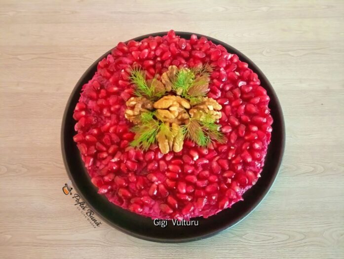 salata piept pui sfecla rosie rodie fructe uscate reteta 1 697x525 - Salata cu piept de pui, sfecla rosie, rodie si fructe uscate