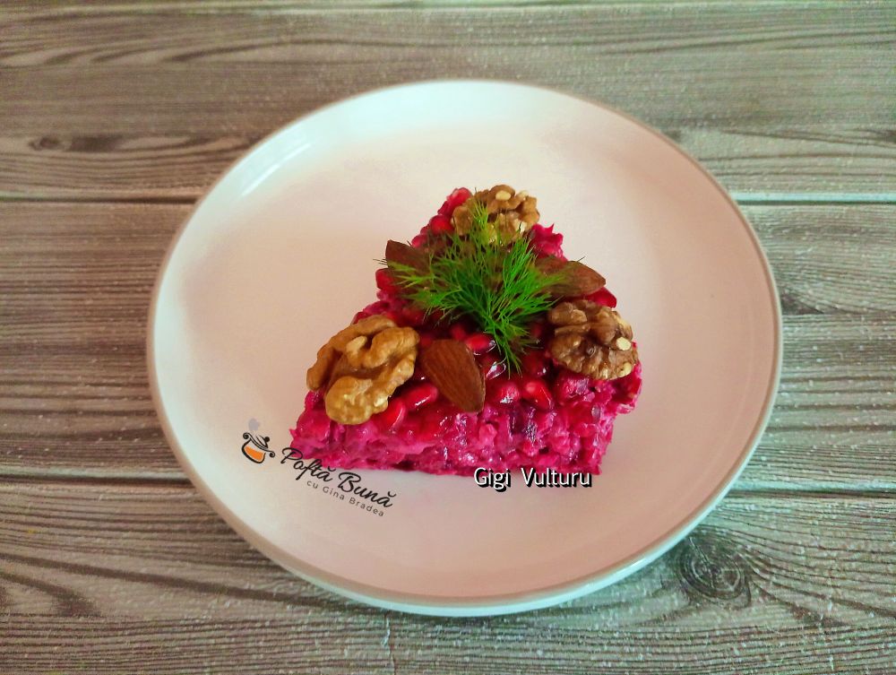 Salata cu piept de pui, sfecla rosie, rodie si fructe uscate