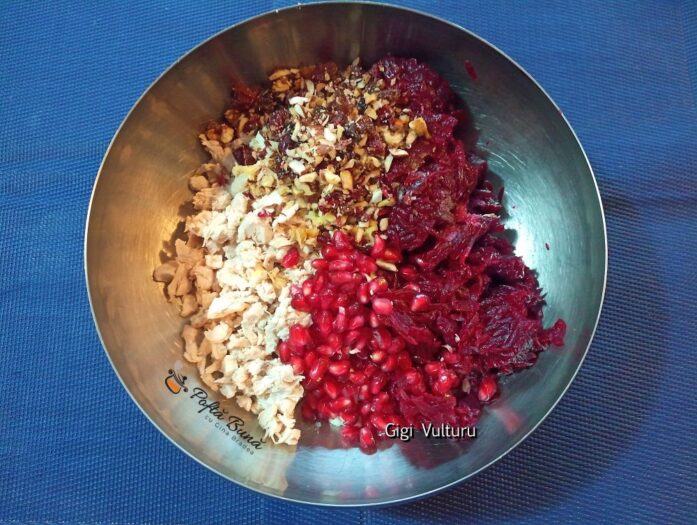 salata piept pui sfecla rosie rodie fructe uscate reteta 4 697x525 - Salata cu piept de pui, sfecla rosie, rodie si fructe uscate