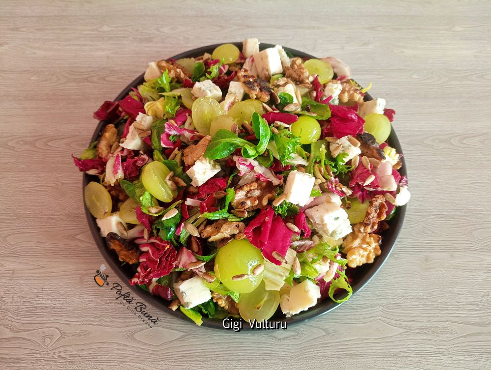 Salată cu struguri, gorgonzola și nuci&nbsp;