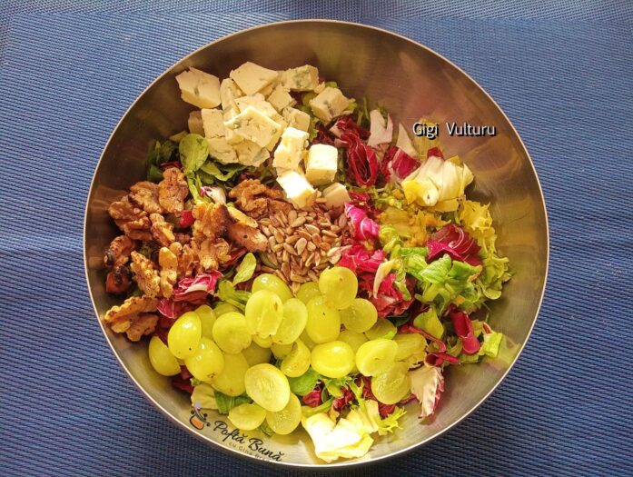 salata struguri gorgonzola nuci reteta gina bradea 2 697x525 - Salată cu struguri, gorgonzola și nuci&nbsp;
