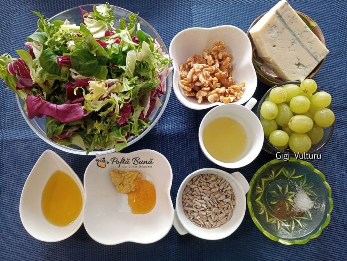  Salată cu struguri, gorgonzola și nuci 