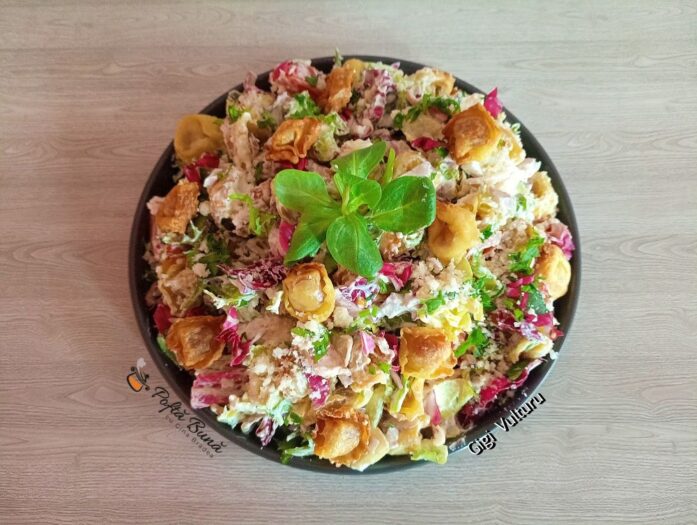 Salata de tortellini cu mix de salata si rosii cherry