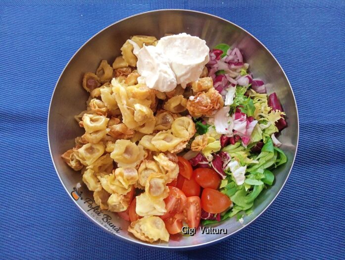 Salata de tortellini cu mix de salata si rosii cherry