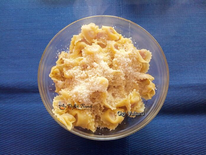 Salata de tortellini cu mix de salata si rosii cherry