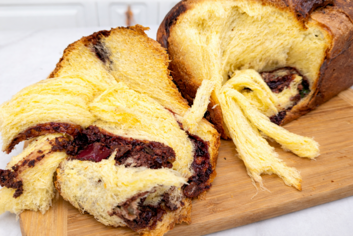 Cozonac cu aluat opărit și 10 gălbenușuri