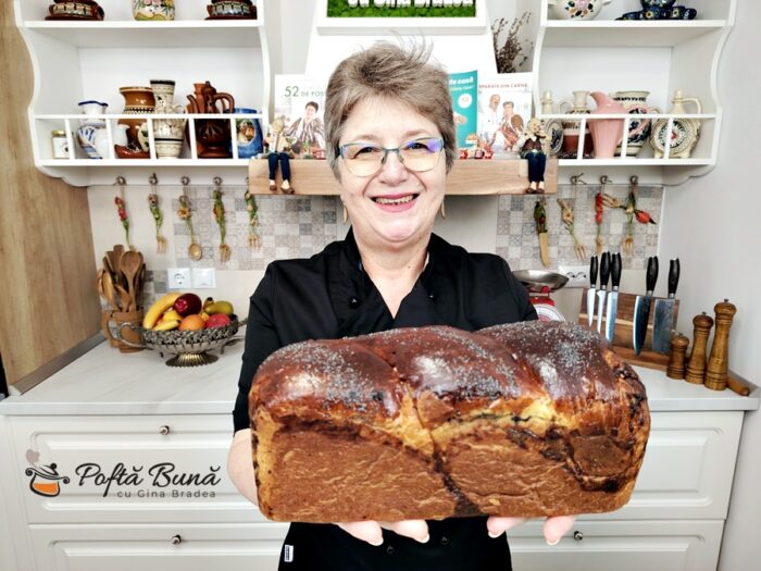 Cozonac cu aluat opărit și 10 gălbenușuri