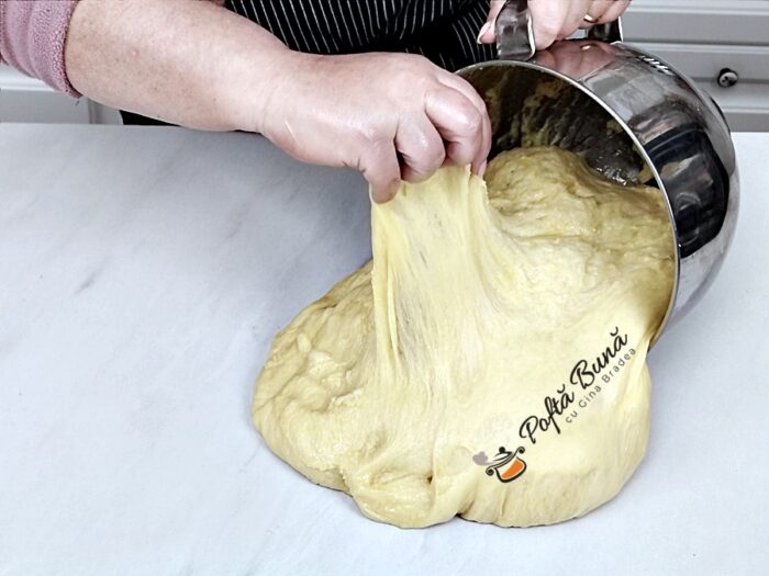 Cozonac cu aluat opărit și 10 gălbenușuri