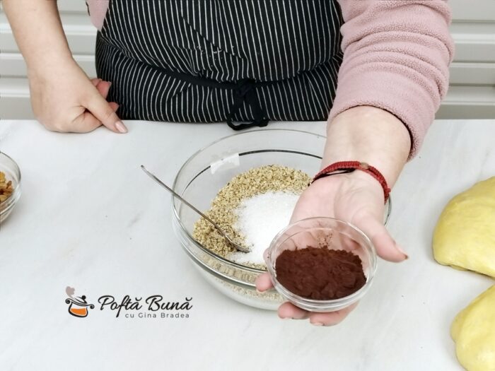 Cozonac moldovenesc cu aluat oparit si 10 galbenusuri pufos reteta gina bradea 11 700x525 - Cozonac cu aluat opărit și 10 gălbenușuri