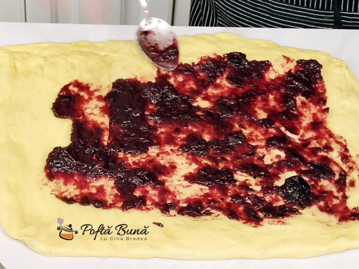 Cozonac moldovenesc cu aluat oparit si 10 galbenusuri pufos reteta gina bradea 13 700x525 - Cozonac cu aluat opărit și 10 gălbenușuri