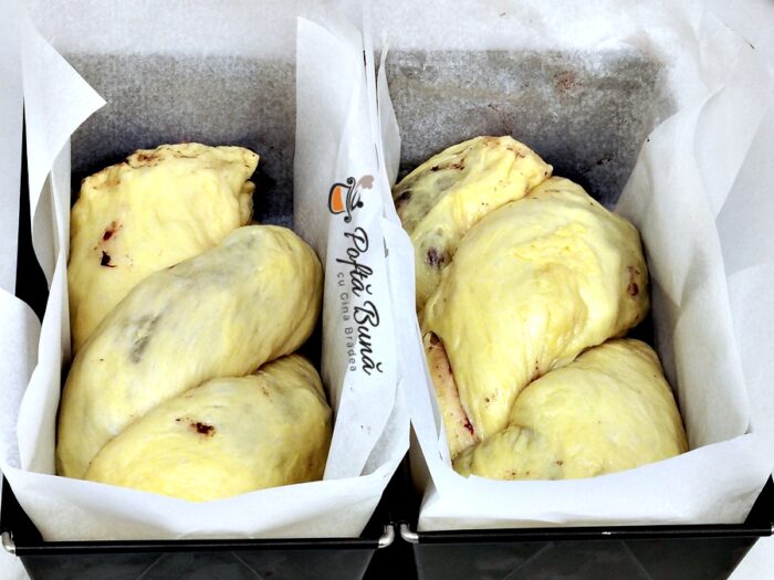 Cozonac moldovenesc cu aluat oparit si 10 galbenusuri pufos reteta gina bradea 15 700x525 - Cozonac cu aluat opărit și 10 gălbenușuri