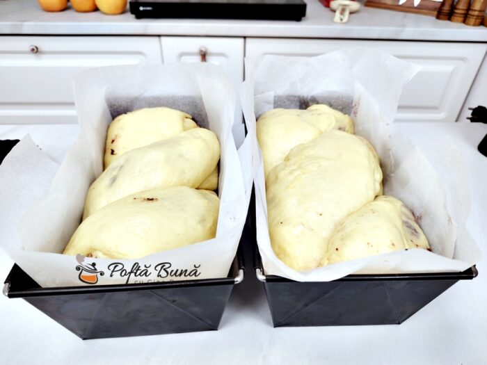 Cozonac moldovenesc cu aluat oparit si 10 galbenusuri pufos reteta gina bradea 16 700x525 - Cozonac cu aluat opărit și 10 gălbenușuri