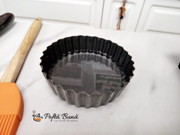 Cozonac moldovenesc cu aluat oparit si 10 galbenusuri pufos reteta gina bradea 17 700x525 - Cozonac cu aluat opărit și 10 gălbenușuri